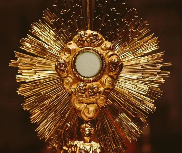 Adoracja Najświętszego Sakramentu – duchowa podróż w głąb wiary