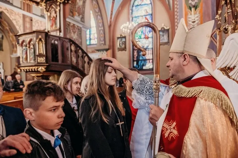 Bierzmowanie – co w rzeczywistości nam daje?