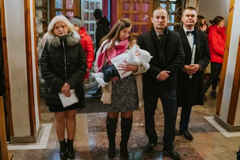 Co ubrać dziecko na chrzest zimą? Praktyczne porady dla rodziców