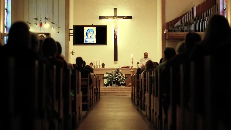 Co warto wiedzieć o tradycji składania ofiar księdzu po kolędzie?