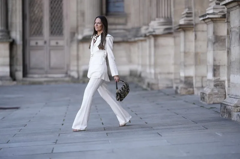 Co założyć na chrzest jako chrzestna? Eleganckie stylizacje na każdą porę roku