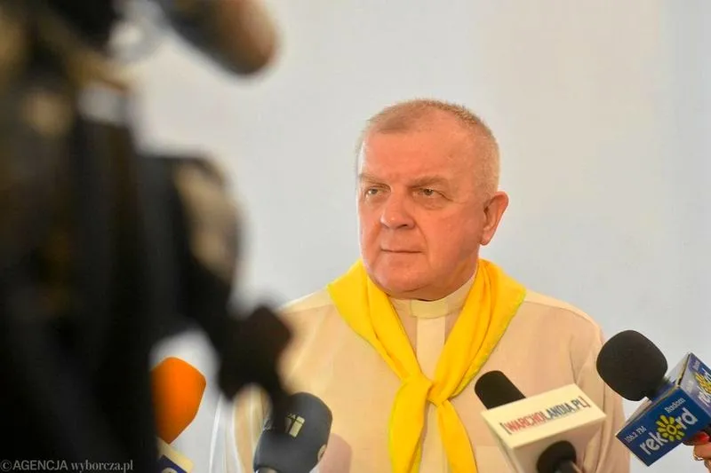Czy ksiądz zarabia: stawki, dodatki i źródła dochodu