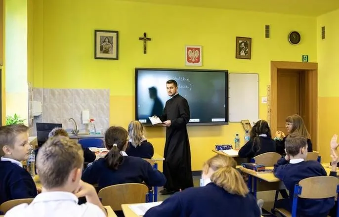 Czy religia w szkole średniej jest obowiązkowa? Poznaj prawne regulacje i praktykę szkolną