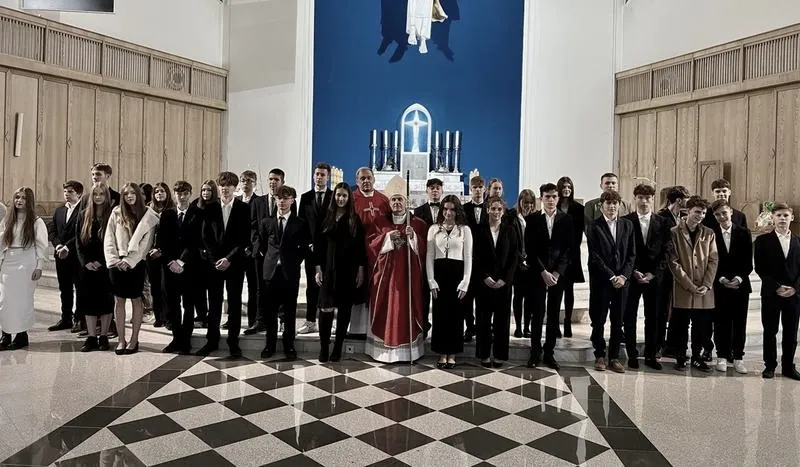 Czy świadek powinien być bierzmowany? Kluczowe informacje dla przyszłych par młodych