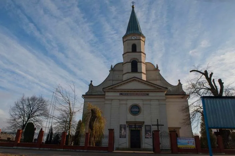 Czym jest kościół uwielbiony i jakie ma znaczenie dla wspólnoty?