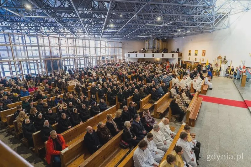 Jak skutecznie modlić się podczas mszy św? Przewodnik dla wiernych