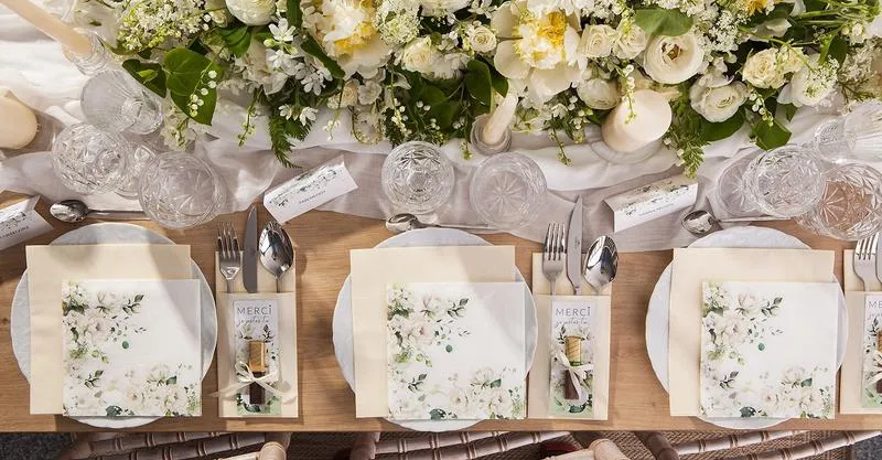 Jakie kwiaty wybrać do dekoracji kościoła na ślub? Przewodnik dla par młodych