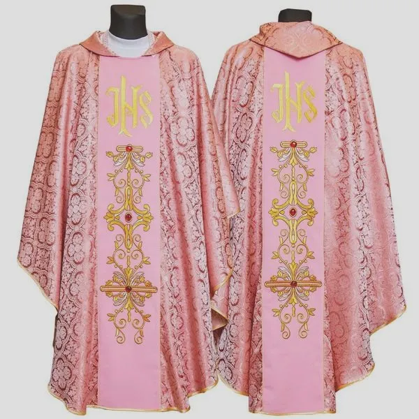 Kiedy ksiądz zakłada różowy ornat? Odkrywamy tajemnice liturgiczne