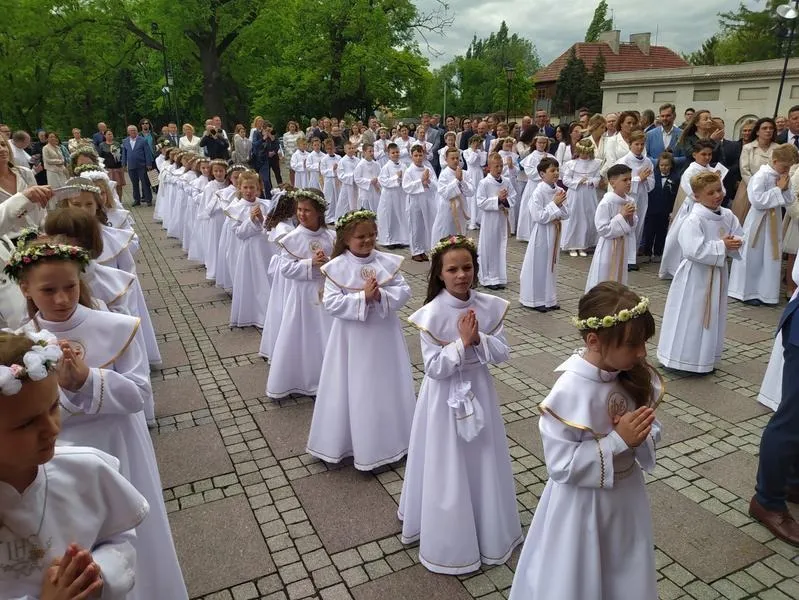 Komunia święta 2026: ile wypada dać w kopercie? kwoty i zasady