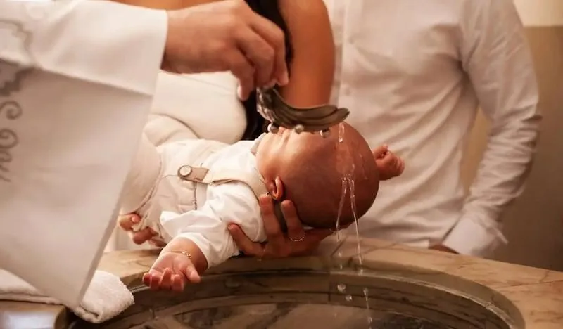 Kto co kupuje na chrzest? Poradnik dla rodziców i chrzestnych