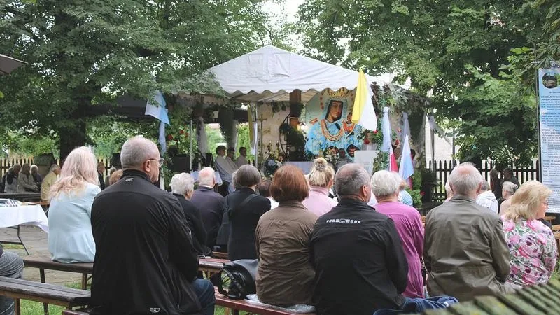 Msza święta suma — znaczenie, przebieg i kiedy się odprawia