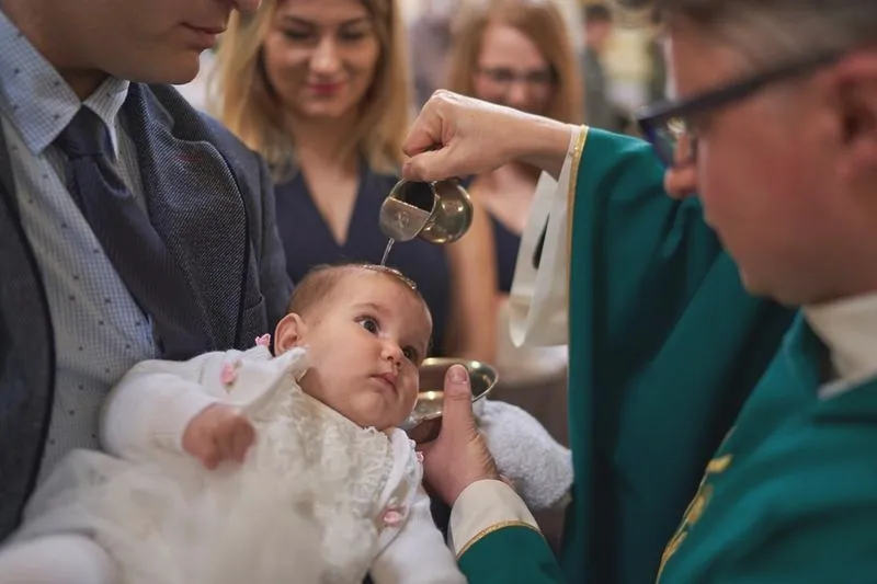 Obrzędy chrztu świętego: ich znaczenie w życiu duchowym i społecznym