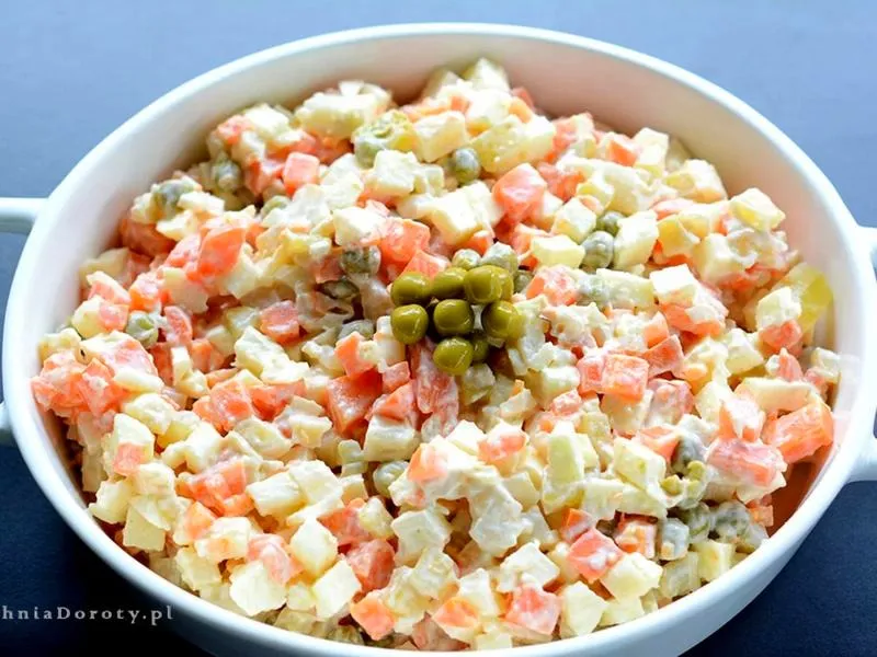 Przepis na pyszną sałatkę jarzynową na święta, która zachwyci gości