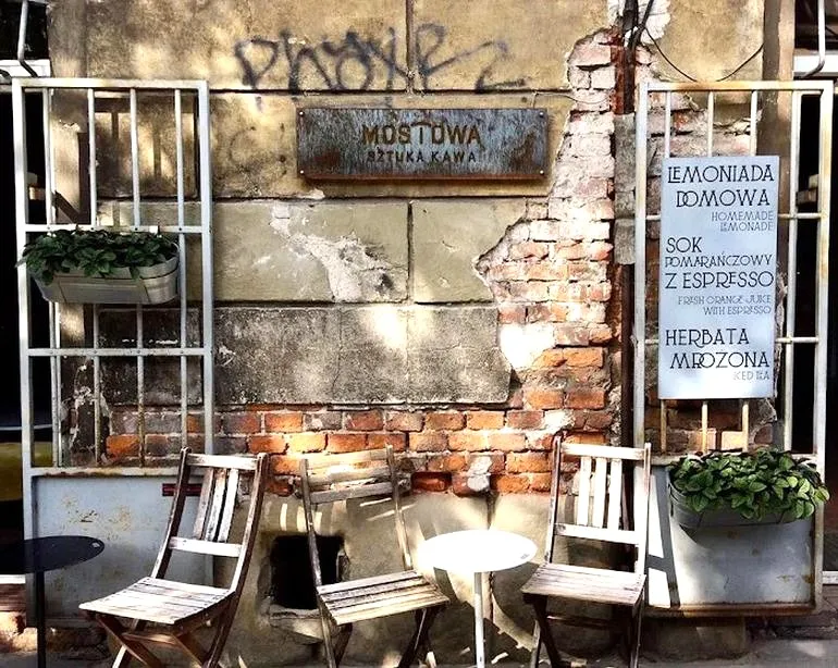 Sztuka serwowania kawy księdzu – jak zrobić to z klasą?