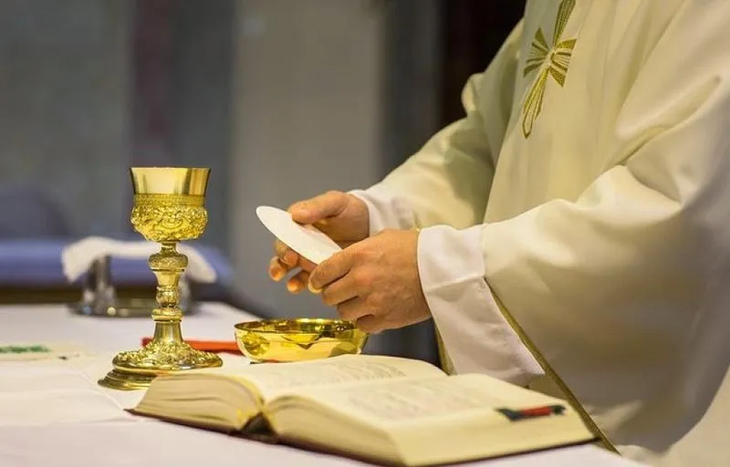 Znaczenie Eucharystii – sens mszy świętej, przebieg i symbole liturgii